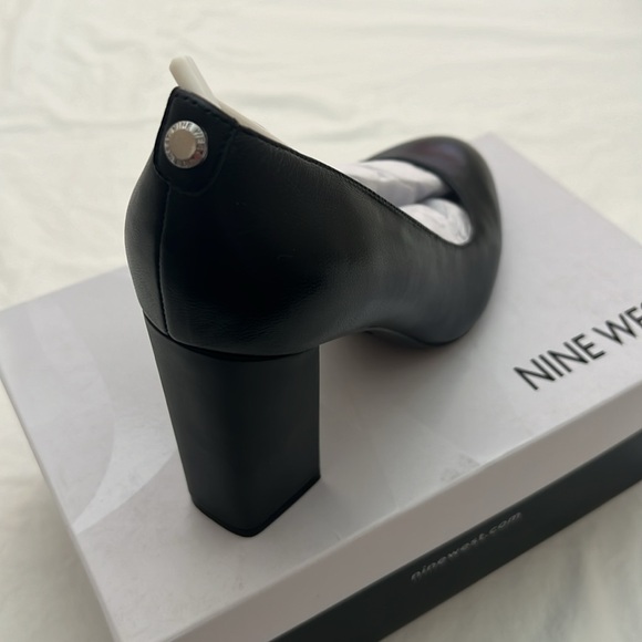Nine West Black Leather Pump - Picture 2 of 8